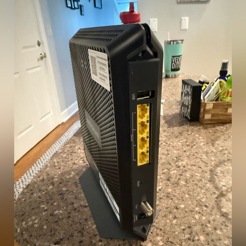 NETGEAR Black Modem-Router Combo with Sleek Design - Picture 10 of 12